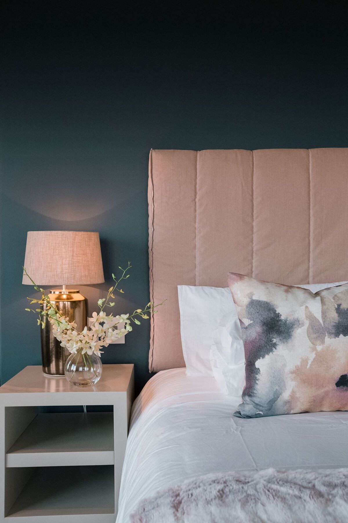 Sky Villa Boutique Hotel By Raw Africa Collection Plettenberg Bay Kültér fotó A bedroom with a bed and a bedside table